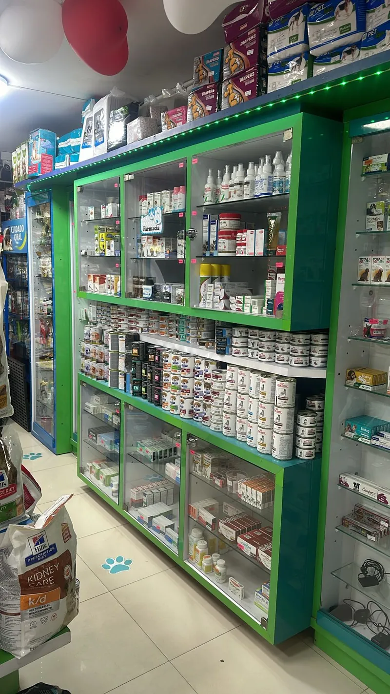 Estanterías y vitrinas de exhibición fabricadas para una droguería