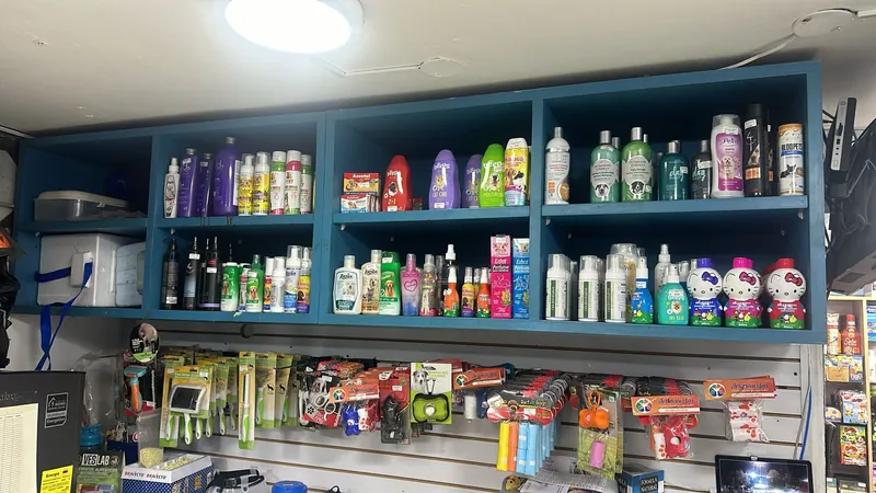 Estantería abierta con productos y exhibidor de pared en un local comercial