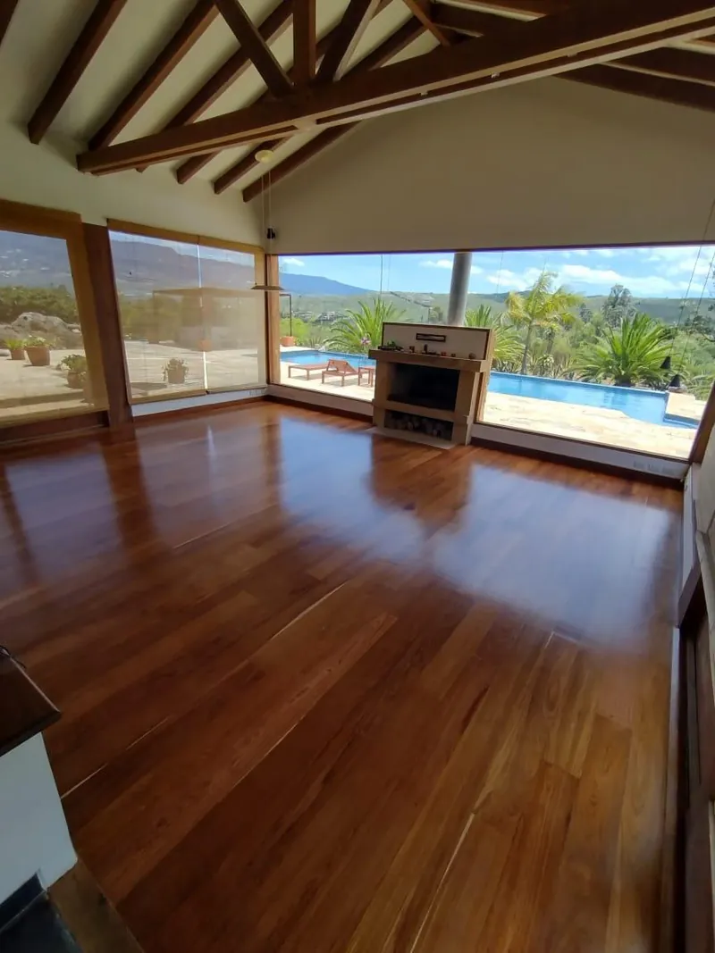 Piso de madera recién terminado en un apartamento con ventanales