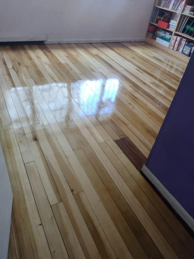 Piso de madera clara recién pulido en un apartamento