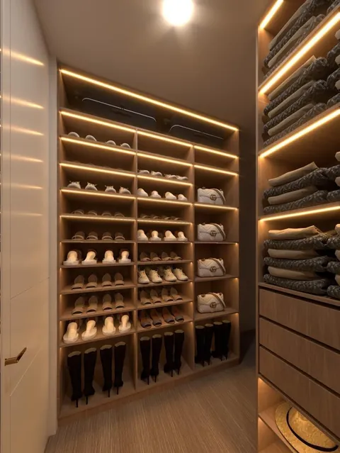 Vestier y zapatero con entrepaños de madera e iluminación LED perimetral