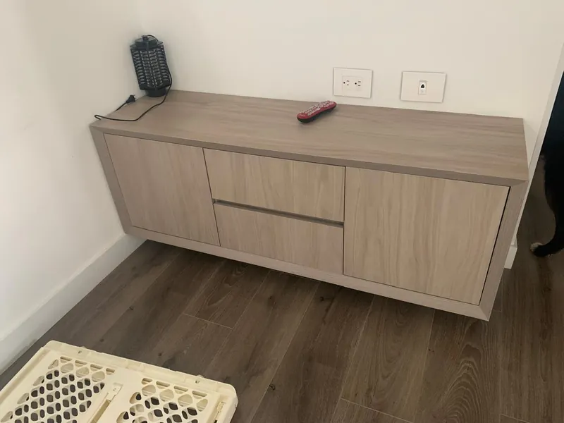 Credenza baja en madera clara con puertas y cajones