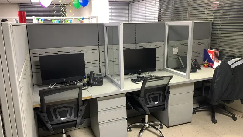 Puestos de trabajo en cubículo con divisores de acrílico y cajoneras
