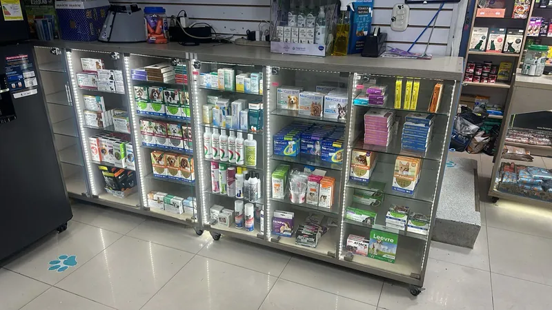 Vitrina de vidrio con iluminación LED en un local comercial